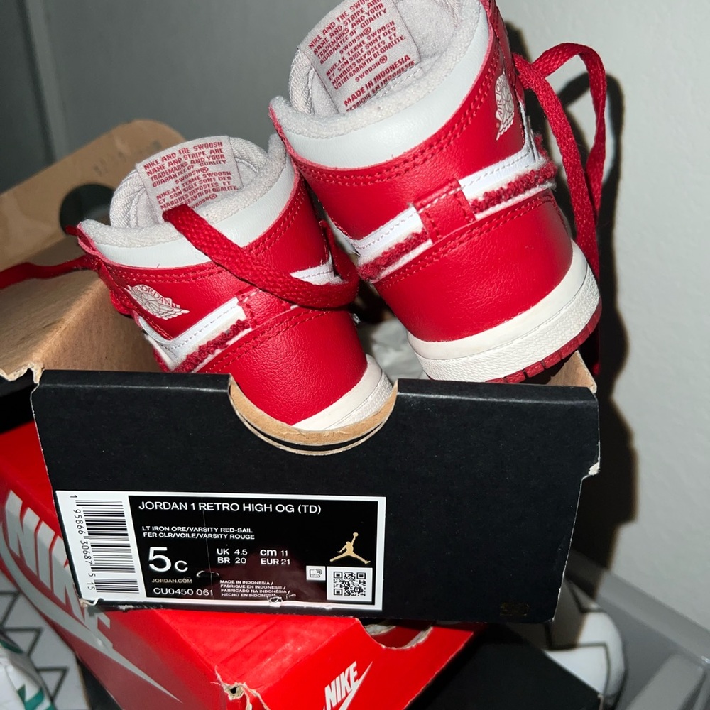 Like new Jordan retro 1s red 5c